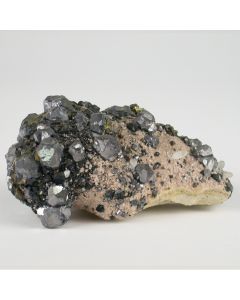 Sphalerit mit Galenit, Pyrit und Quarz auf Rhodochrosit von Trepca im Kosovo